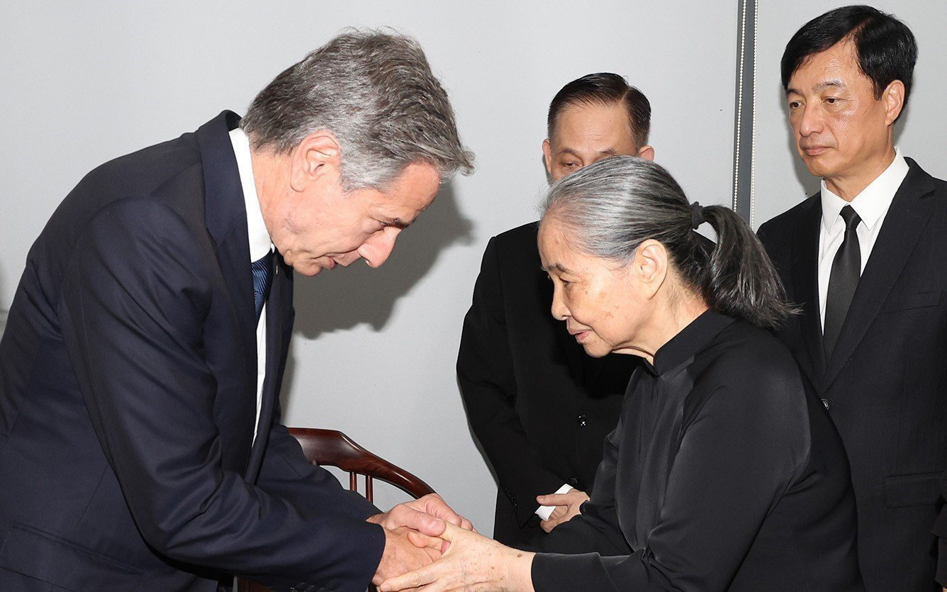 Tổng thống Biden mượn thơ Nguyễn Du, nhắc lại kỷ niệm với Tổng Bí thư Nguyễn Phú Trọng- Ảnh 5. Ngoại trưởng Mỹ đến nhà chia buồn với gia đình Tổng Bí thư Nguyễn Phú Trọng