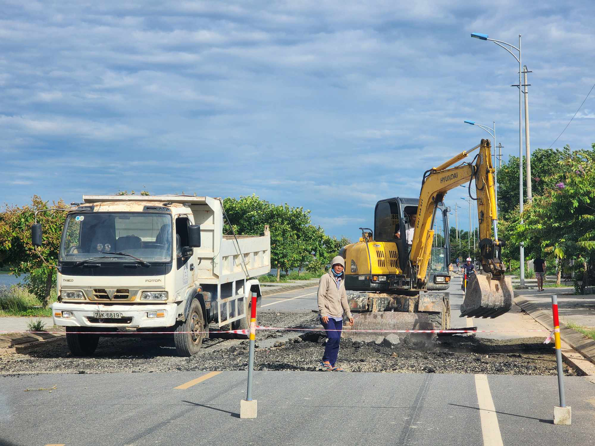 Theo chủ đầu tư, đường chưa bàn giao đã hư hỏng nhiều lần là nguyên nhân khiến nhà thầu đổ đất chặn đường - Ảnh: TRẦN MAI