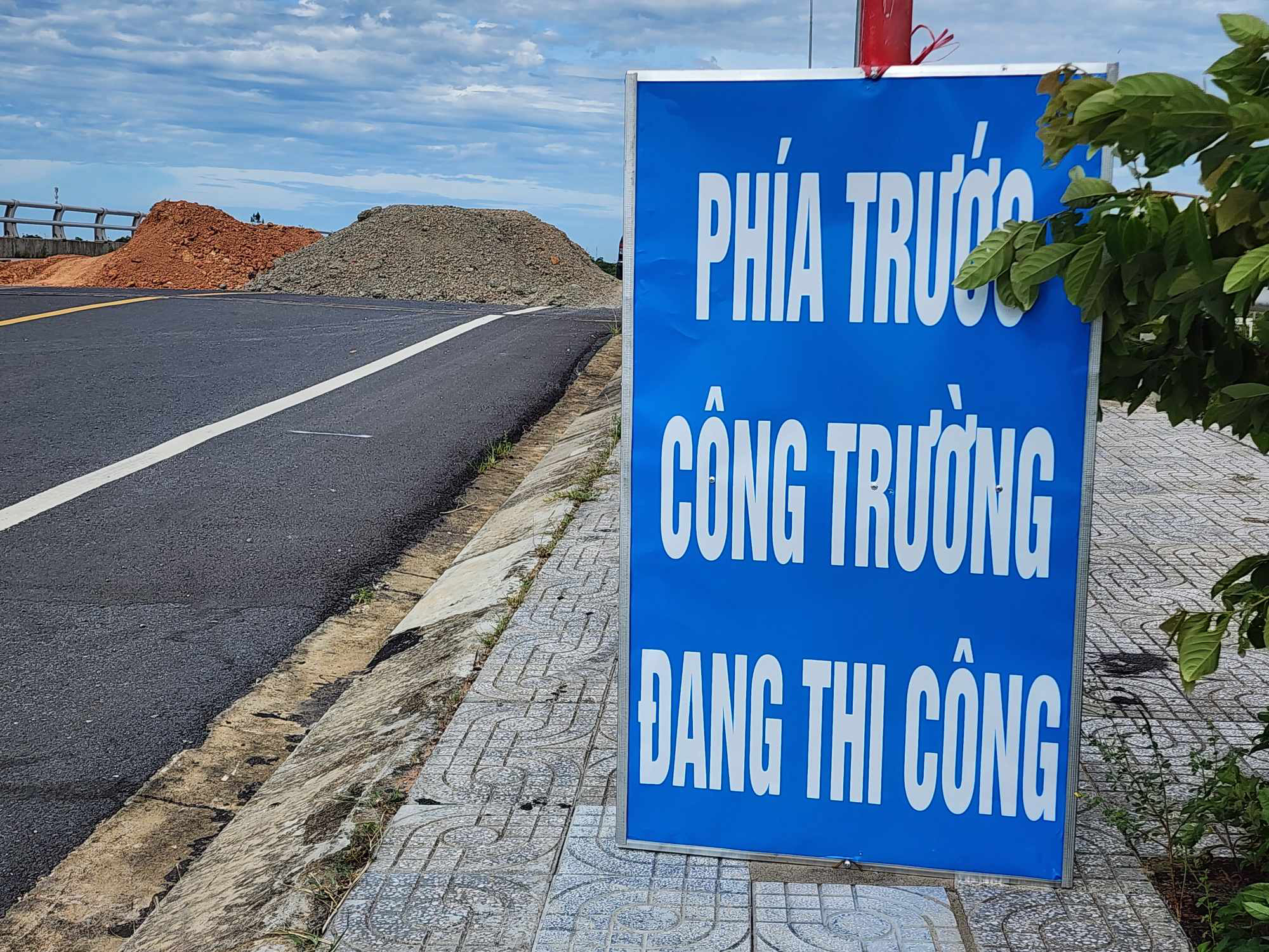 Biển "phía trước công trường đang thi công" được gắn tạm, việc chặn đường vẫn "nhờ" 2 ụ đất - Ảnh: TRẦN MAI