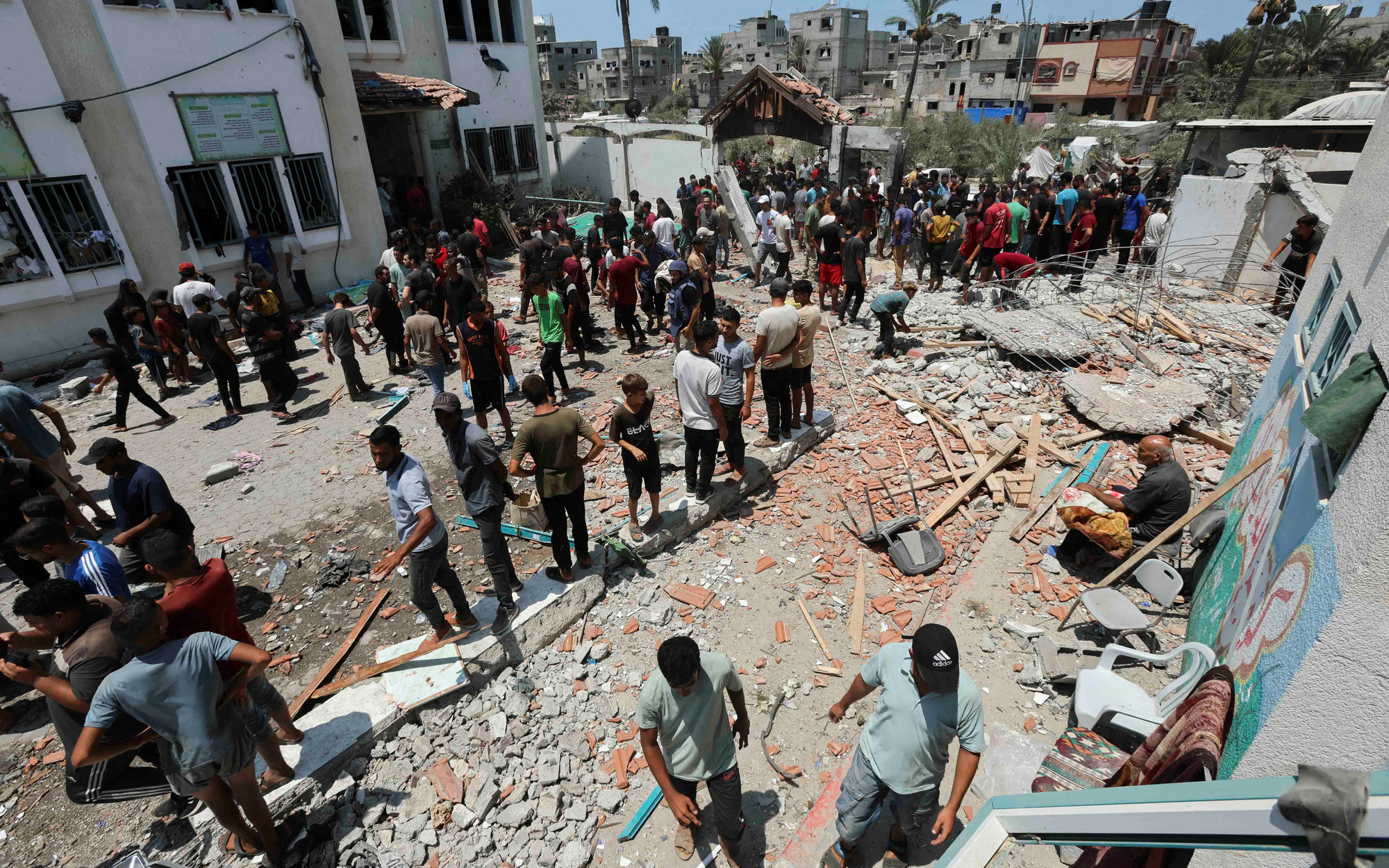 Israel không kích trường học ở Dải Gaza khiến 93 người chết, bị cáo buộc 'diệt chủng'- Ảnh 3. Israel thừa nhận tấn công trường học ở Gaza, 130 người thương vong