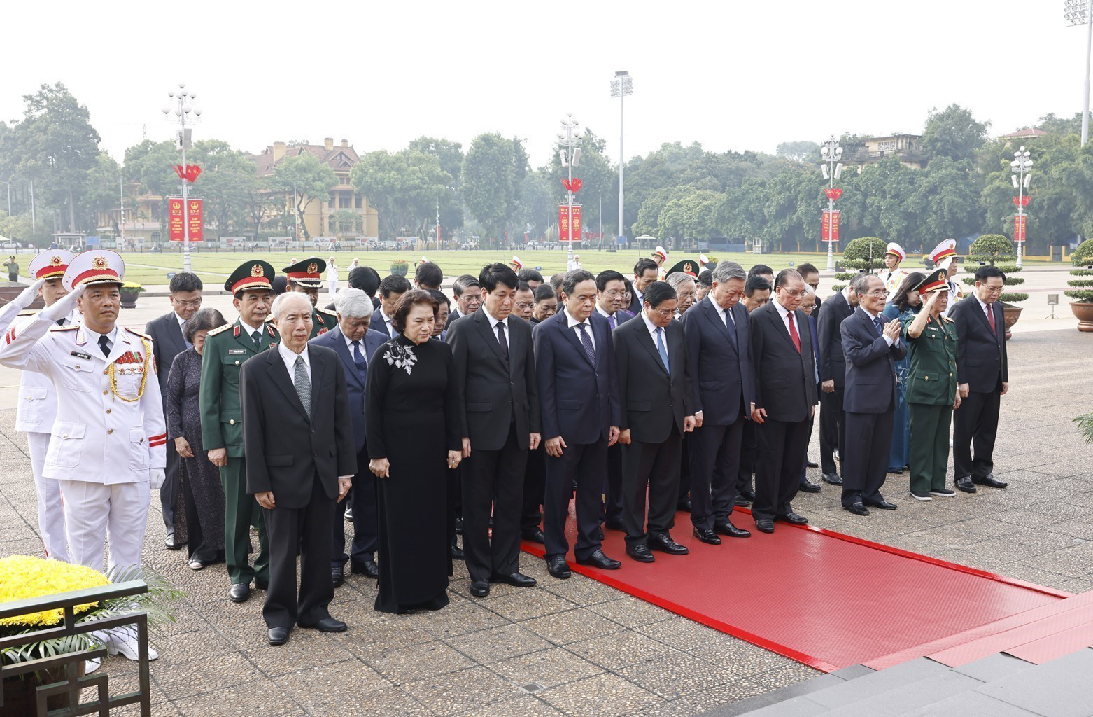 Lãnh đạo Đảng, Nhà nước viếng Chủ tịch Hồ Chí Minh và các Anh hùng liệt sĩ- Ảnh 2.