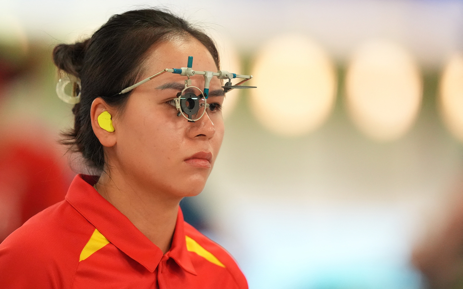 Xạ thủ trẻ Trịnh Thu Vinh vuột huy chương Olympic 2024 như thế nào?- Ảnh 4. Xạ thủ Thu Vinh nhắm tìm huy chương Olympic