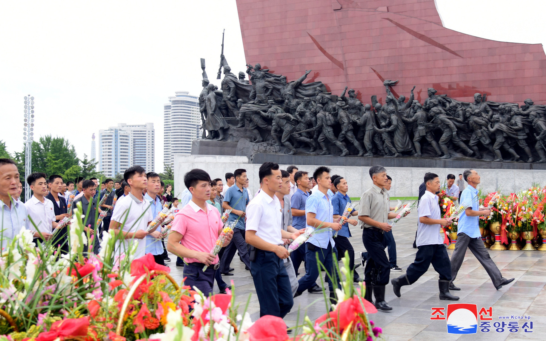 Ông Kim Jong Un thị sát huy động trực thăng quân sự cứu hộ lũ lụt- Ảnh 3. Kỷ niệm đình chiến với Hàn Quốc, quan chức Triều Tiên thề