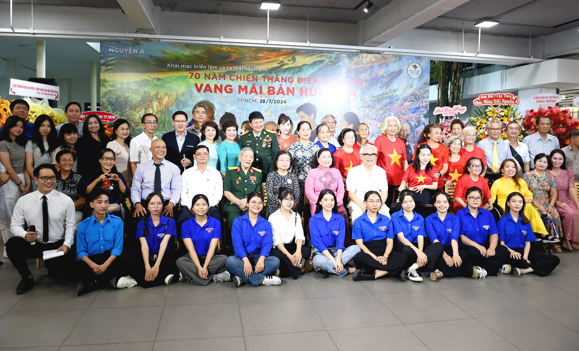 Khán giả giao lưu chụp hình lưu niệm cùng tác giả Nguyễn Á và các nhân vật trong cuốn sách tại buổi khai mạc triển lãm 