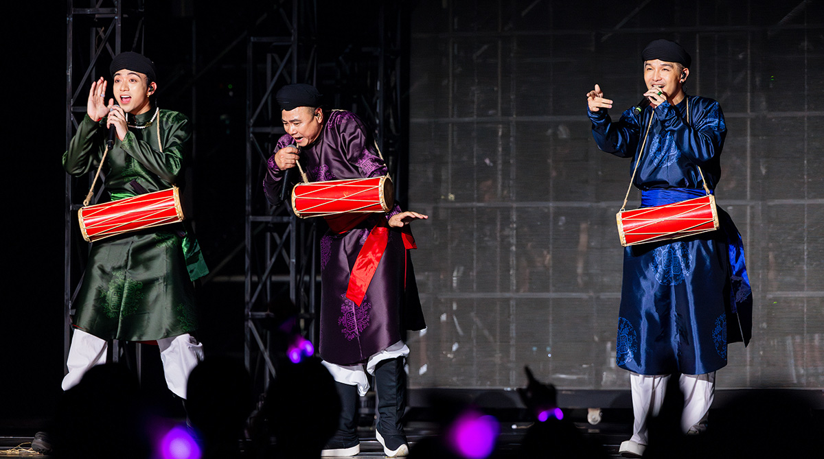 Từ trái sang: Soobin Hoàng Sơn, NSND Tự Long, Cường Seven biểu diễn tiết mục Trống cơm - Ảnh: BTC Tin tức giải trí 28-7: Phát biểu của Tự Long trong Anh trai vượt ngàn chông gai gây sốt- Ảnh 1.