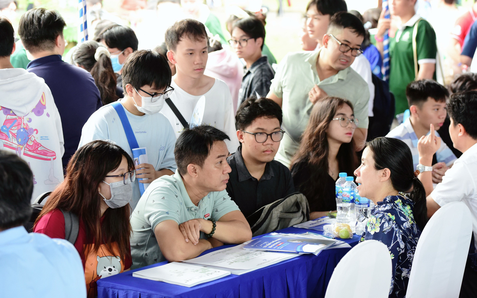 Thí sinh đăng ký xét tuyển đông, một số trường dự báo tăng điểm chuẩn- Ảnh 3. Người trẻ lung lay vì kiểu tư vấn