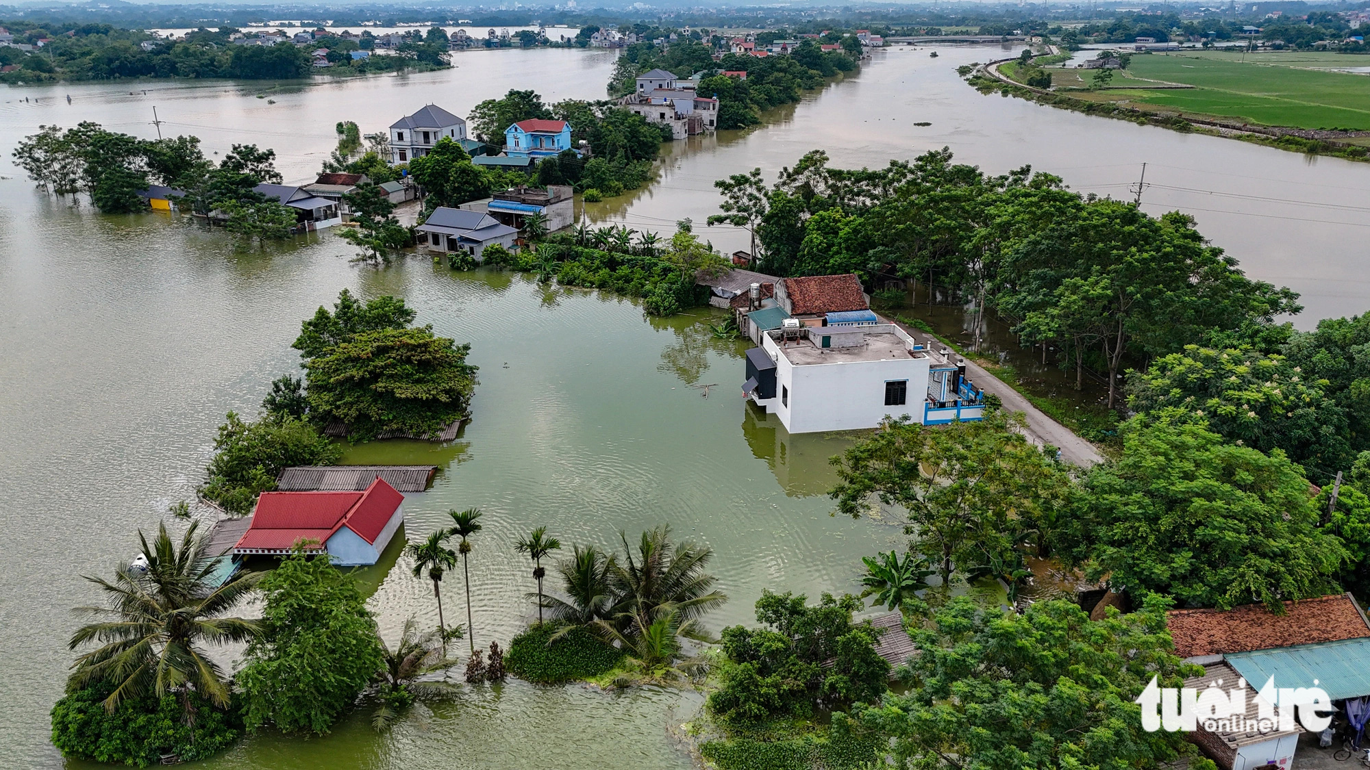 Nhiều nhà dân ngập trong biển nước, có nơi ngập sâu 2 mét 