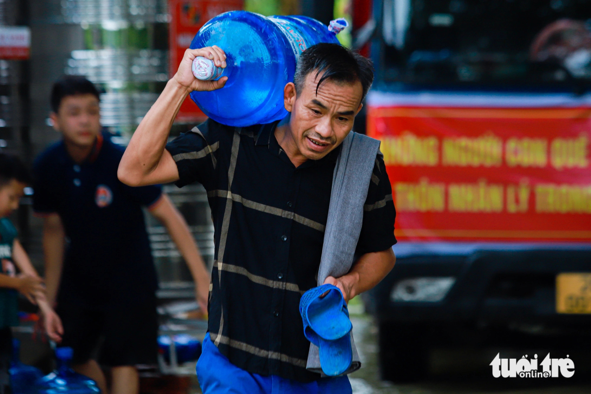 Nước sạch được chính quyền địa phương chuyển đến các hộ dân bị ngập sâu để phục vụ nhu cầu ăn uống, sinh hoạt hằng ngày