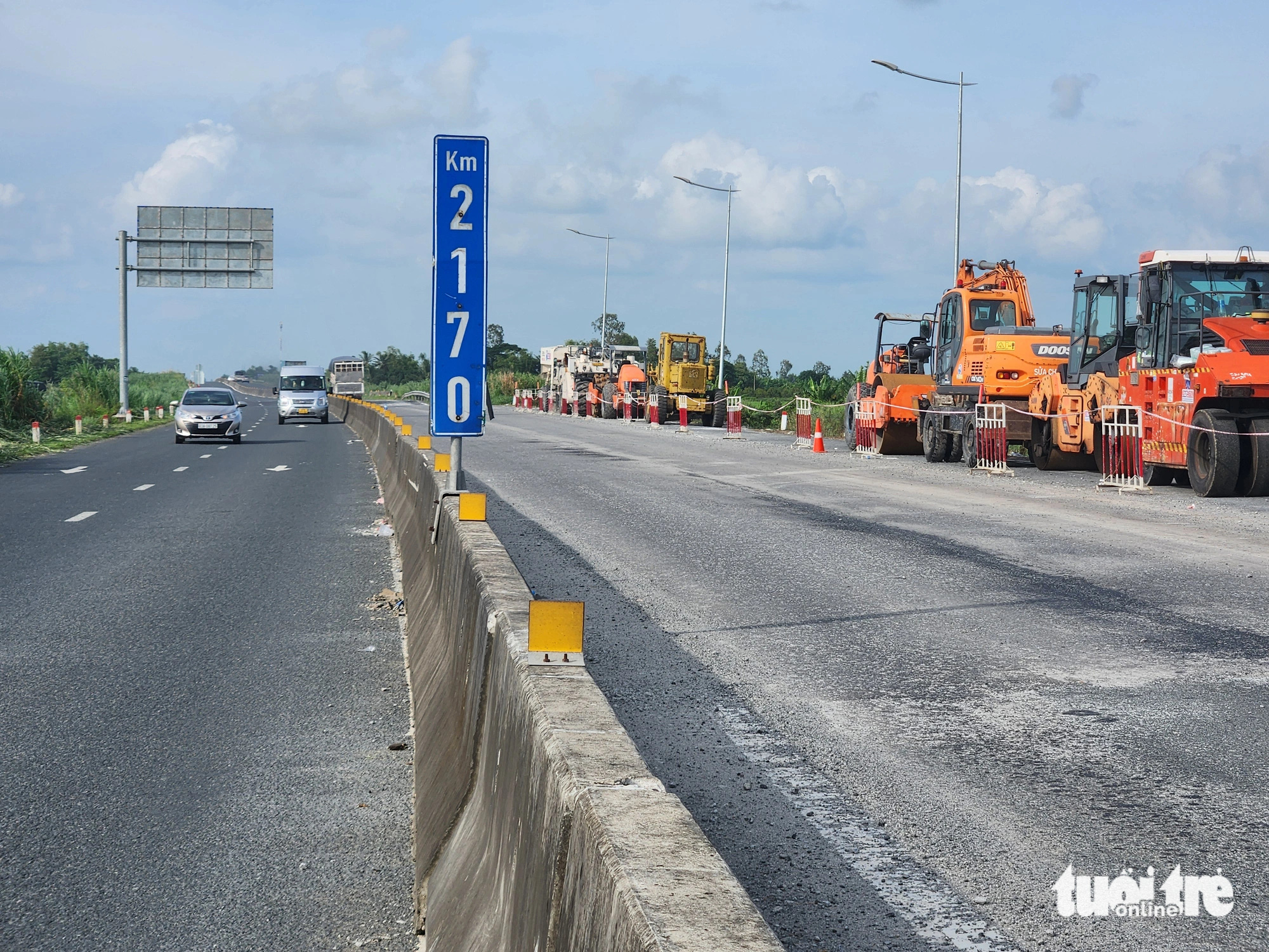 Lãnh đạo Ban quản lý dự án Mỹ Thuận cho biết nhà thầu thi công giai đoạn 2 tuyến Lộ Tẻ - Rạch Sỏi đã bắt tay vào thực hiện từ 10-6 nhưng máy móc vẫn còn ngổn ngang - Ảnh: BỬU ĐẤU