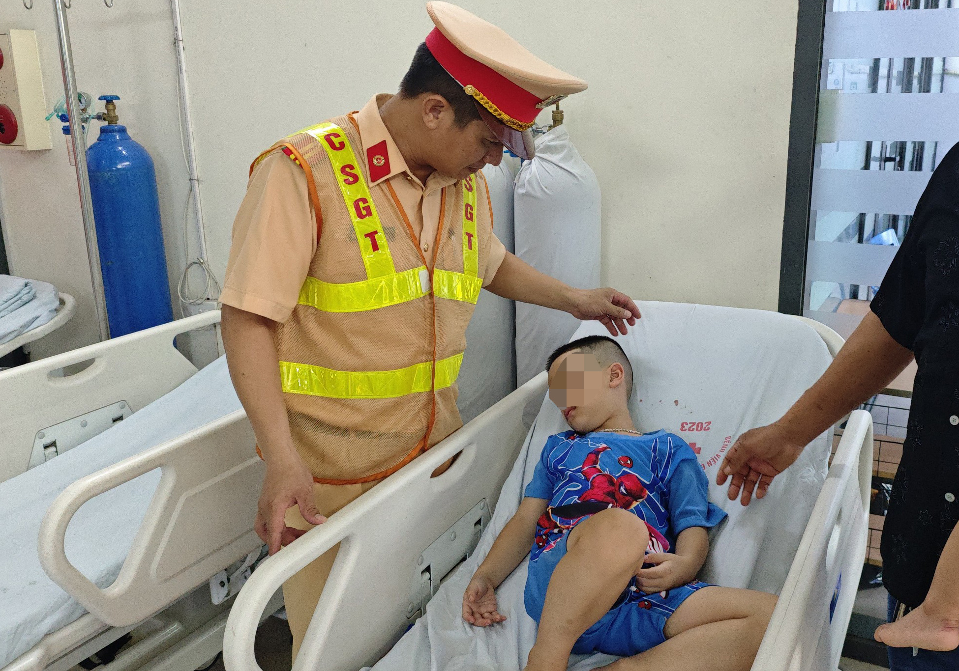 Die Verkehrspolizei leistete Erste Hilfe und brachte das Kind mit Krämpfen ins Krankenhaus – Foto 1. Cháu bé được đưa đi cấp cứu sau khi bị co giật trên đường cao tốc - Ảnh: Công an cung cấp