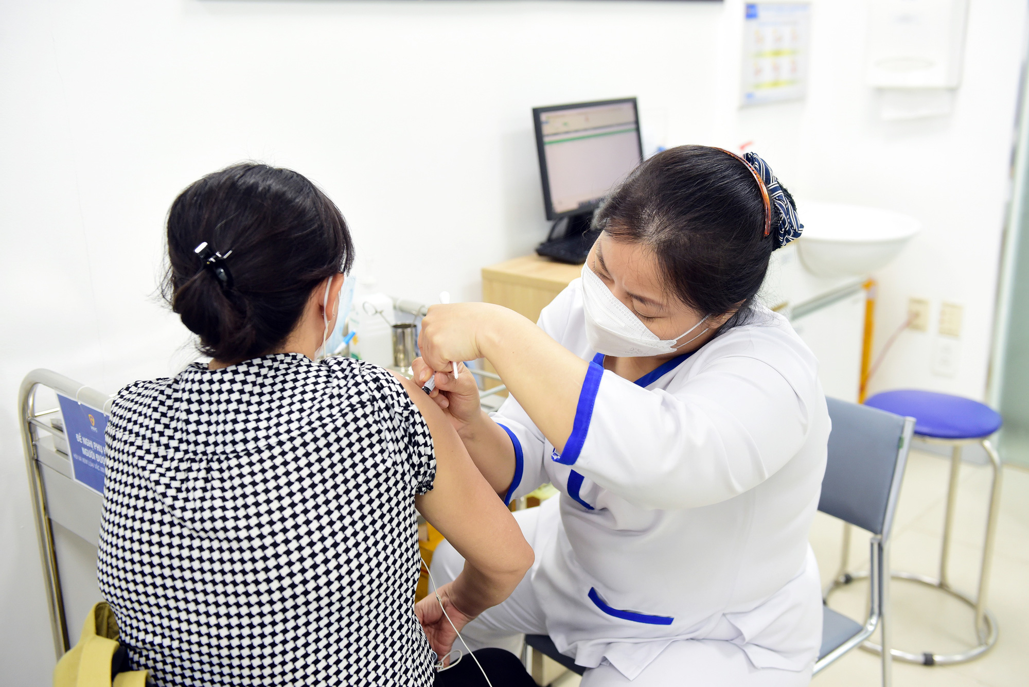 Tiêm vắc xin thấp, nhiều bệnh truyền nhiễm nguy hiểm trở lại- Ảnh 1. Tiêm vắc xin ở TP.HCM - Ảnh: DUYÊN PHAN