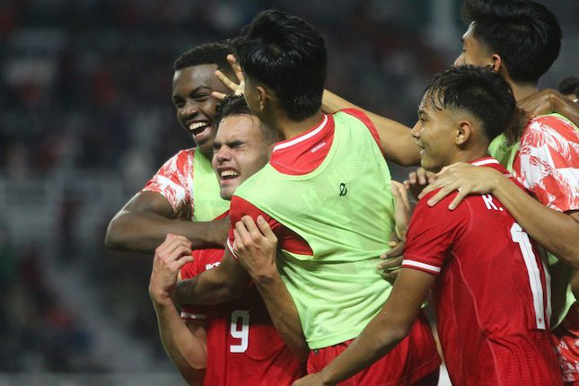 Niềm vui của cầu thủ U19 Indonesia khi vô địch - Ảnh: BOLA