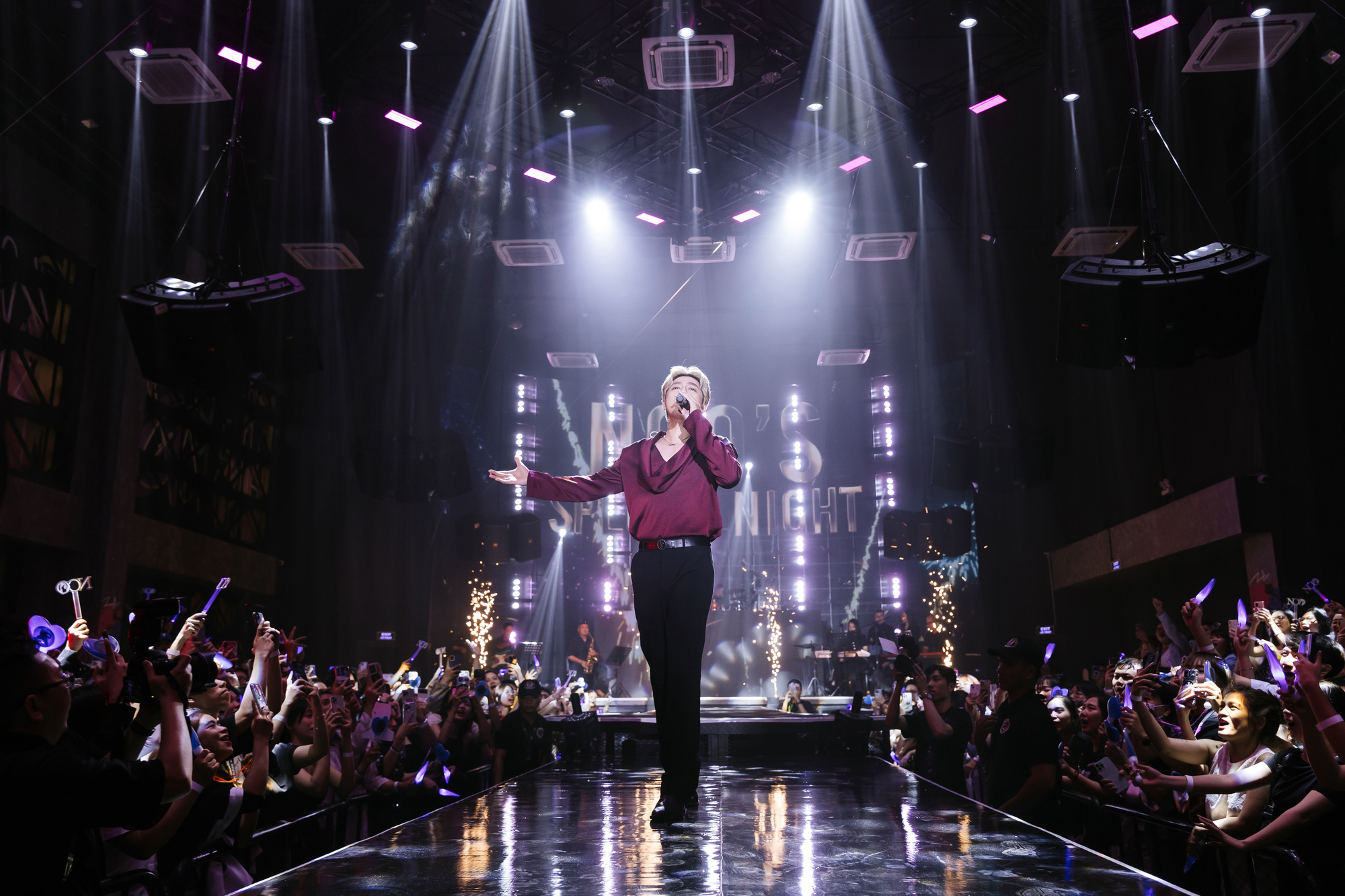 Noo Phuoc Thinh's showcase bracht een avond vol multi-emotionele muziek naar het publiek - Foto: BTC Noo Phước Thịnh hát Tự nguyện để gửi lời tri ân đến Tổng Bí thư Nguyễn Phú Trọng- Ảnh 3.