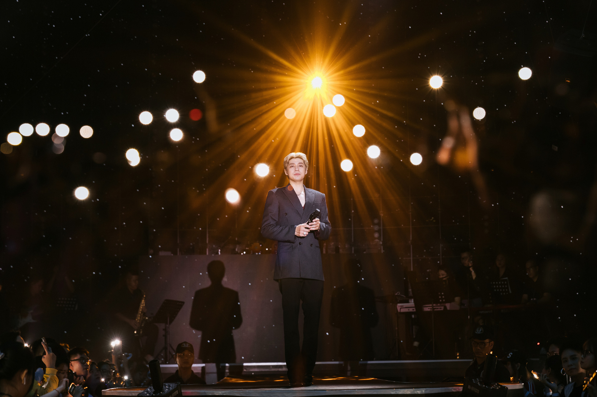 Noo Phuoc Thinh ontroerde het publiek met het nummer  Noo Phước Thịnh hát Tự nguyện để gửi lời tri ân đến Tổng Bí thư Nguyễn Phú Trọng- Ảnh 1.