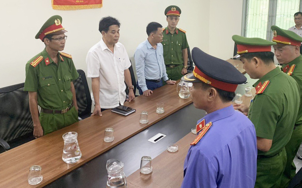Bắt hai lãnh đạo Chi cục Thuế ở Cà Mau làm thất thoát ngân sách hơn 400 triệu đồng- Ảnh 2. Bắt một phó chi cục trưởng Chi cục Quản lý đất đai