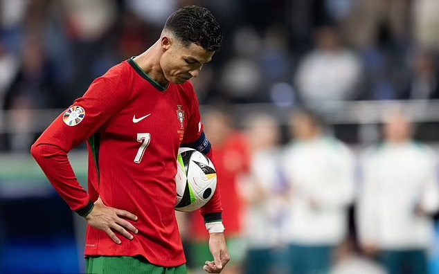 UEFA điều tra vụ nhân viên bảo vệ sân đánh đập dã man cổ động viên ở Euro 2024- Ảnh 3. Nhịp tim Ronaldo ở mức thấp nhất trước cú đá luân lưu với Slovenia
