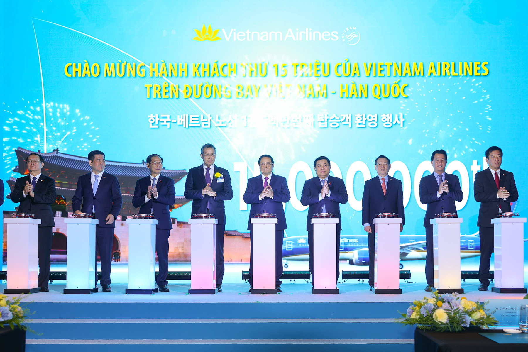 Vietnam Airlines đã tổ chức lễ kỷ niệm 30 năm đường bay Việt Nam - Hàn Quốc và chào mừng hành khách thứ 15 triệu của Vietnam Airlines trên đường bay này - Ảnh: VNA