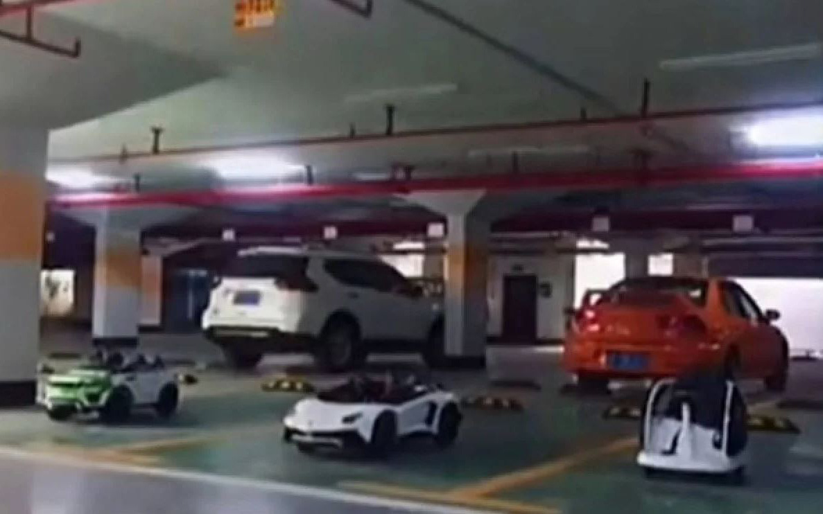 Lấy xe đồ chơi để "đánh dấu chủ quyền" chỗ đậu ô tô ở chung cư