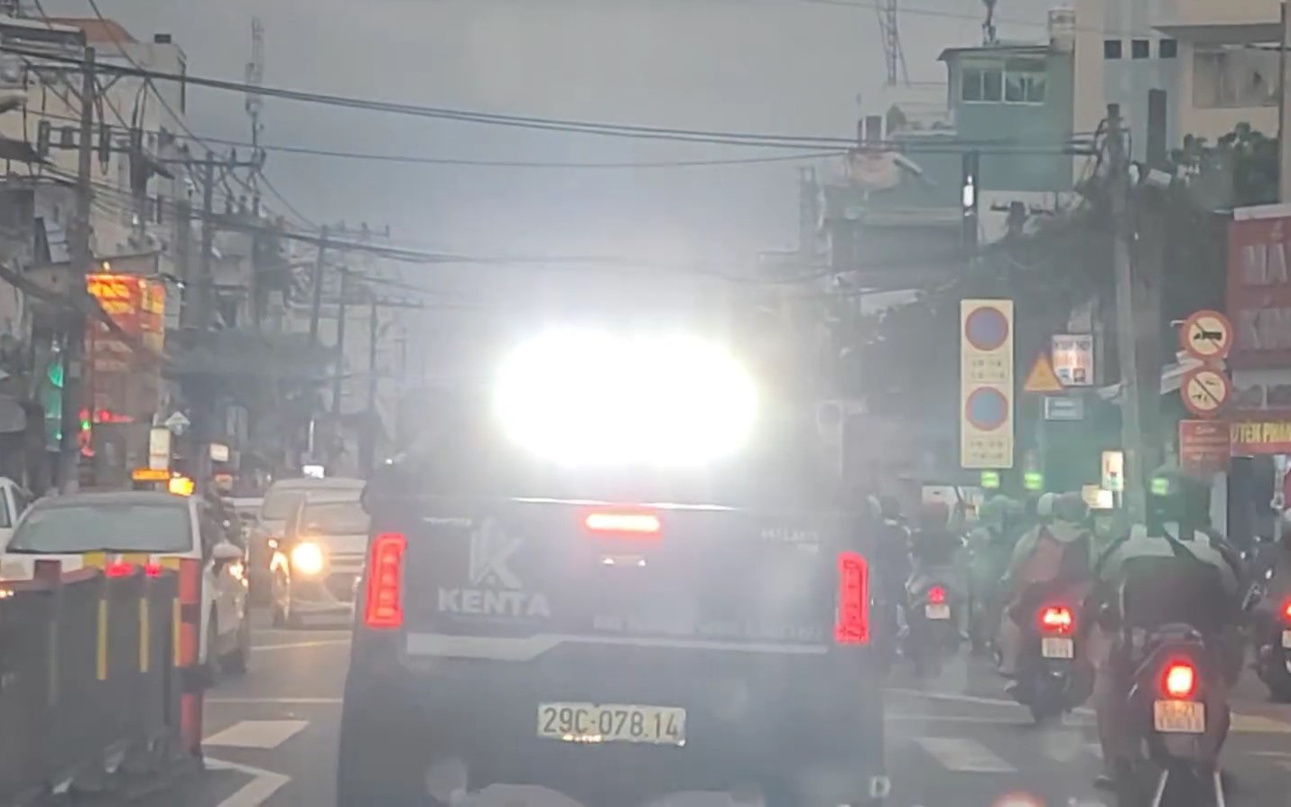 Tài xế xe buýt 'độ' đèn LED chói mắt người đi đường bị xử lý- Ảnh 2. Tài xế lái ô tô