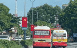 Tạm giữ hai tài xế xe buýt rượt đuổi nhau trên quốc lộ 1- Ảnh 2. Hai xe buýt rượt đuổi trên quốc lộ 1, người đi đường thót tim