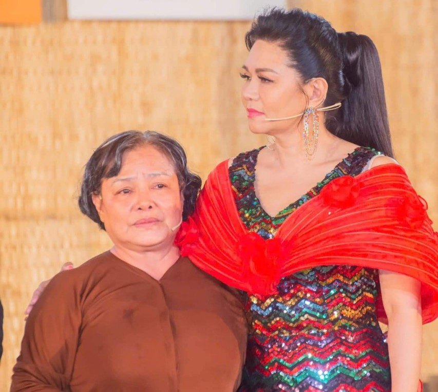 Nghệ sĩ Thảo Nguyên (trái) với vai diễn cuối cùng, một người mẹ nhiều tâm sự, bên cạnh người bạn thời hoa niên Ngọc Huyền - Ảnh: NVCC