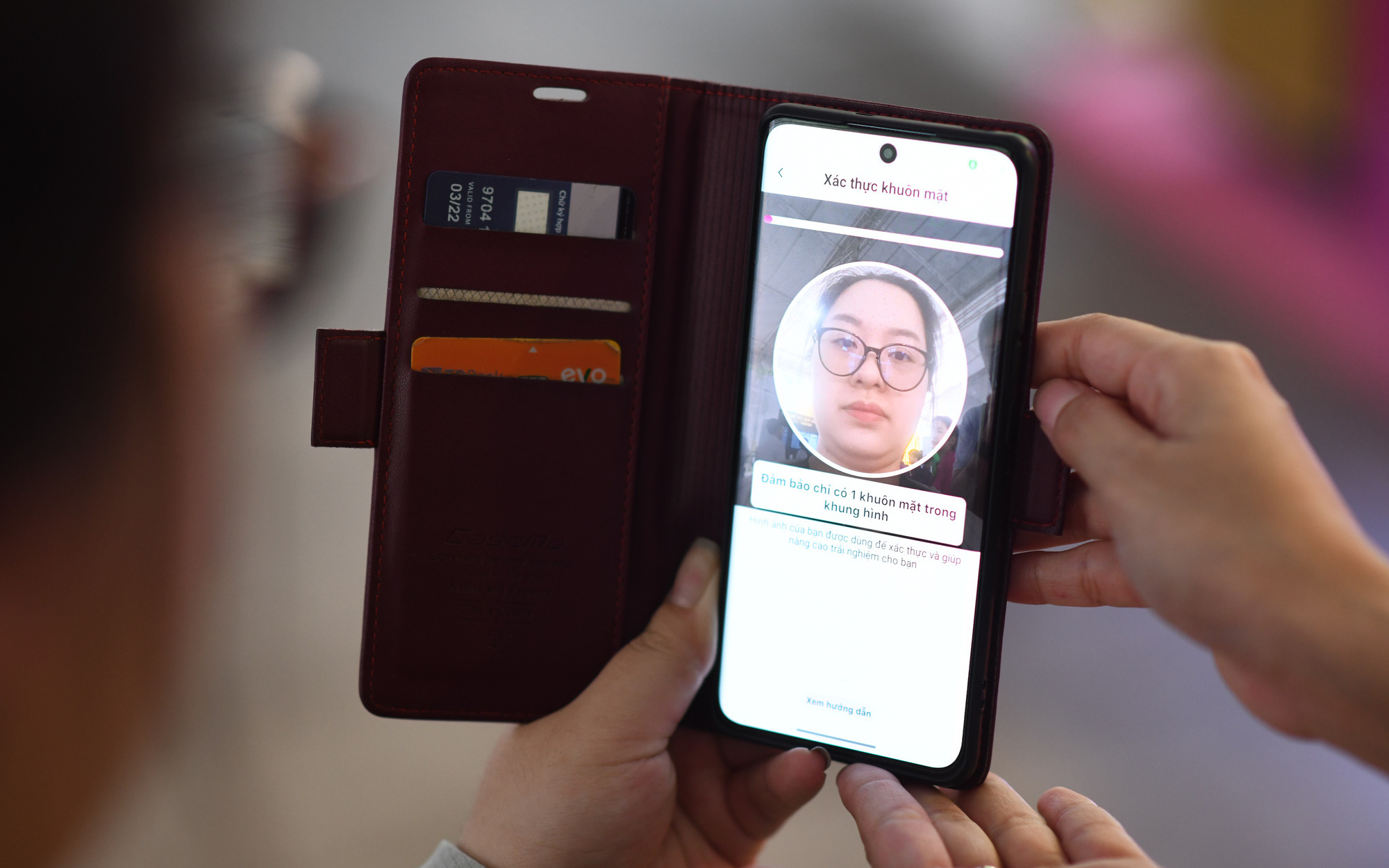 Ngân hàng Nhà nước nói về sinh trắc học tài khoản ngân hàng- Ảnh 3. Không có chuyện nhân viên ngân hàng gọi hỗ trợ cài đặt sinh trắc học