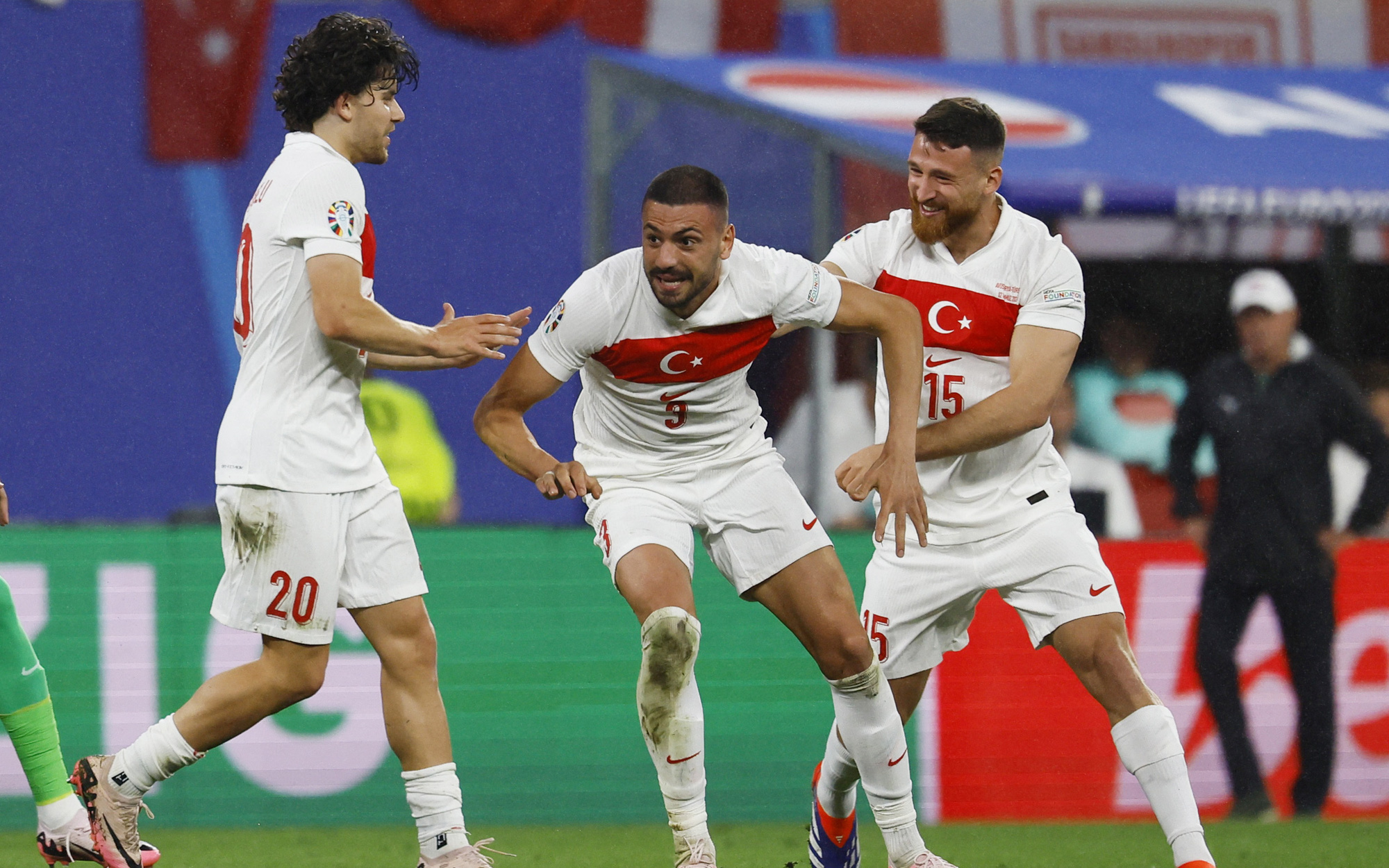 Thổ Nhĩ Kỳ vào tứ kết Euro 2024 sau chiến thắng nghẹt thở trước Áo- Ảnh 2. Thổ Nhĩ Kỳ sút trúng đích 3 lần ghi 2 bàn, đánh bại tuyển Áo