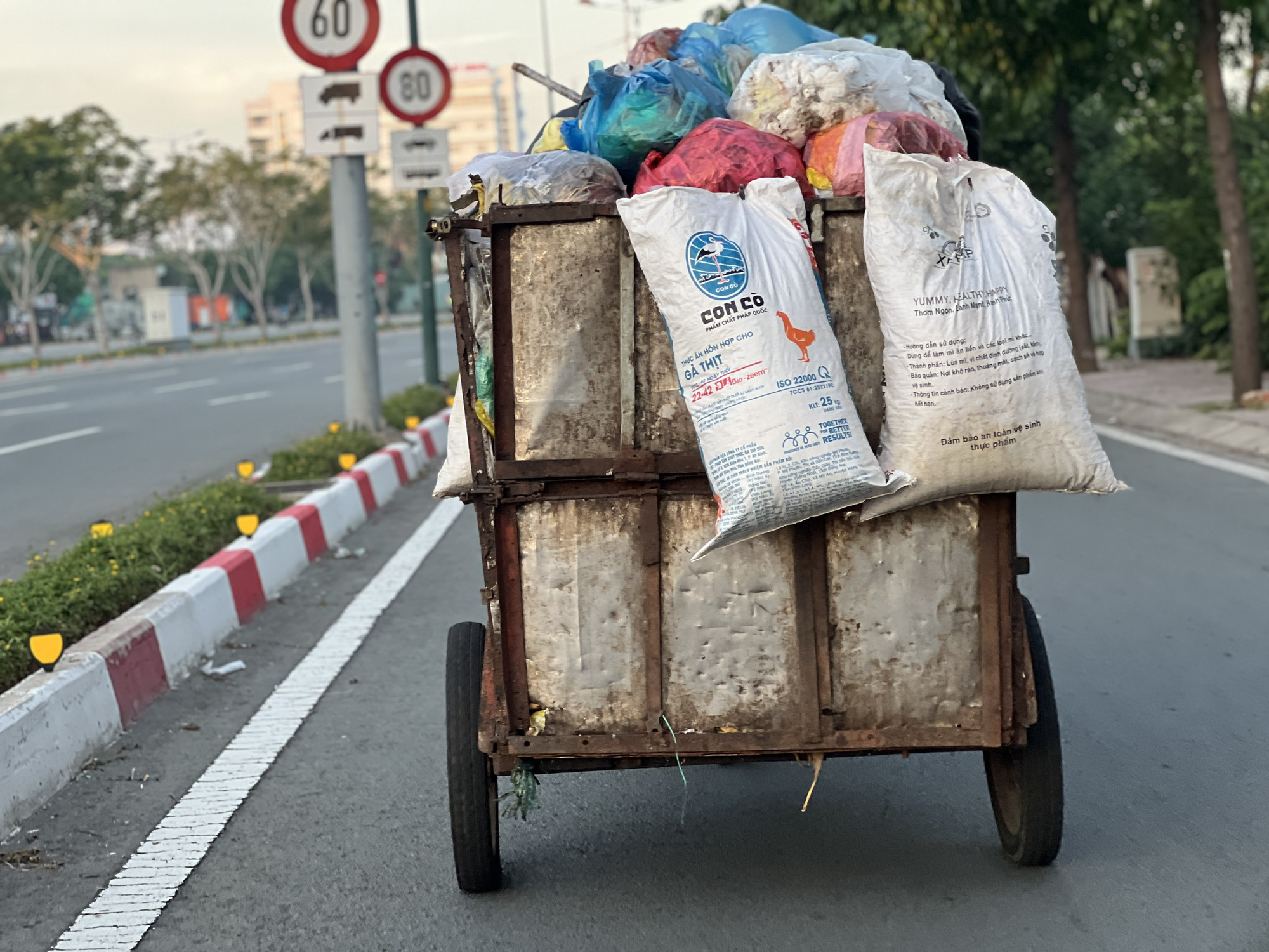 Đề xuất cấm xe rác thô sơ, xe nào vô hẻm gom rác? - Tuổi Trẻ Online