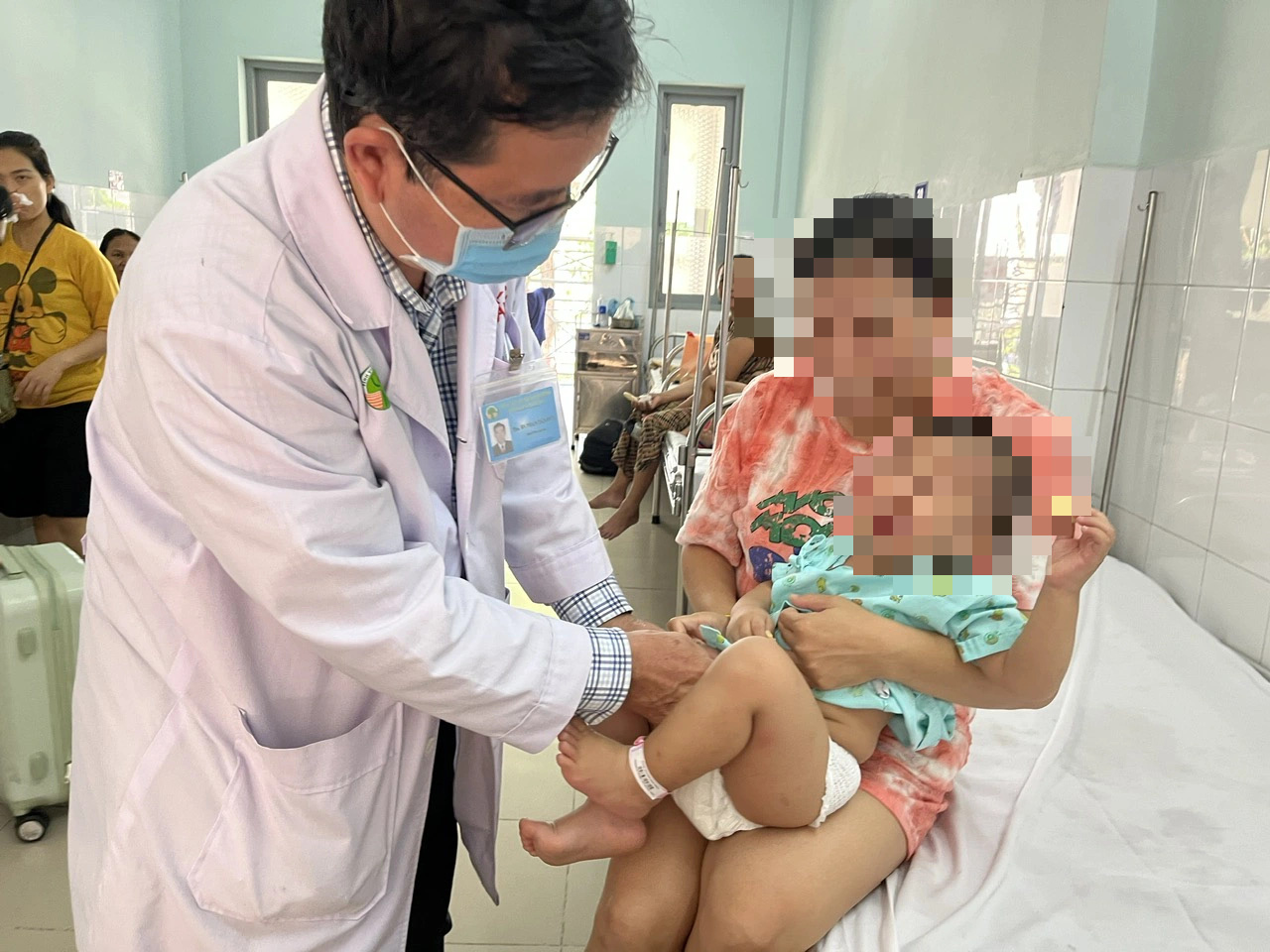 Một cậu bé 15 tuổi bị cắt bỏ tinh hoàn do đến bệnh viện trễ- Ảnh 1. Bác sĩ Bệnh viện Nhi đồng 2 TP.HCM khám cho một bệnh nhi bị xoắn tinh hoàn - Ảnh: THÙY DƯƠNG