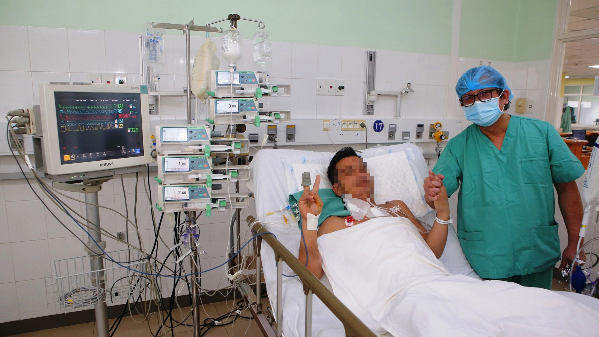 Tim của người phụ nữ 65 tuổi ghép cho bệnh nhân nam 43 tuổi- Ảnh 1. Bệnh nhân 43 tuổi được ghép tim đã dần hồi phục sau ca ghép - Ảnh: THƯỢNG HIỂN