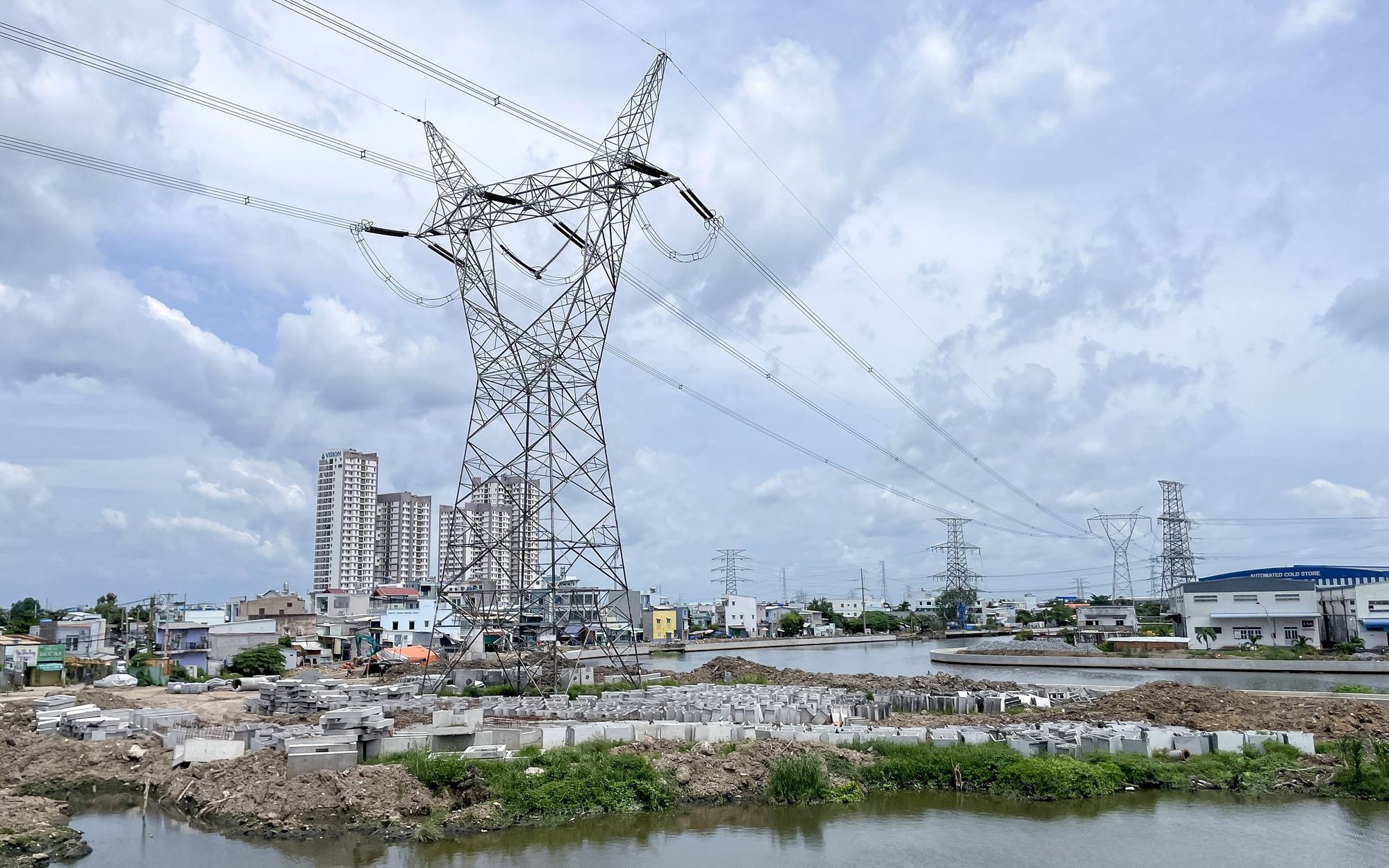 Trụ điện giữa đường Tân Kỳ Tân Quý sẽ di dời xong trong tháng 10- Ảnh 9. Hạ tầng kỹ thuật ngáng chân dự án trọng điểm