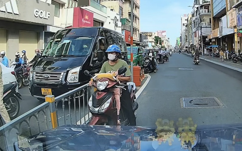 Nối đuôi nhau đi ngược chiều, đường hai chiều thành một chiều- Ảnh 11. Xác minh người đàn ông chở em bé đi ngược chiều, quyết cản đường ô tô ở quận 1