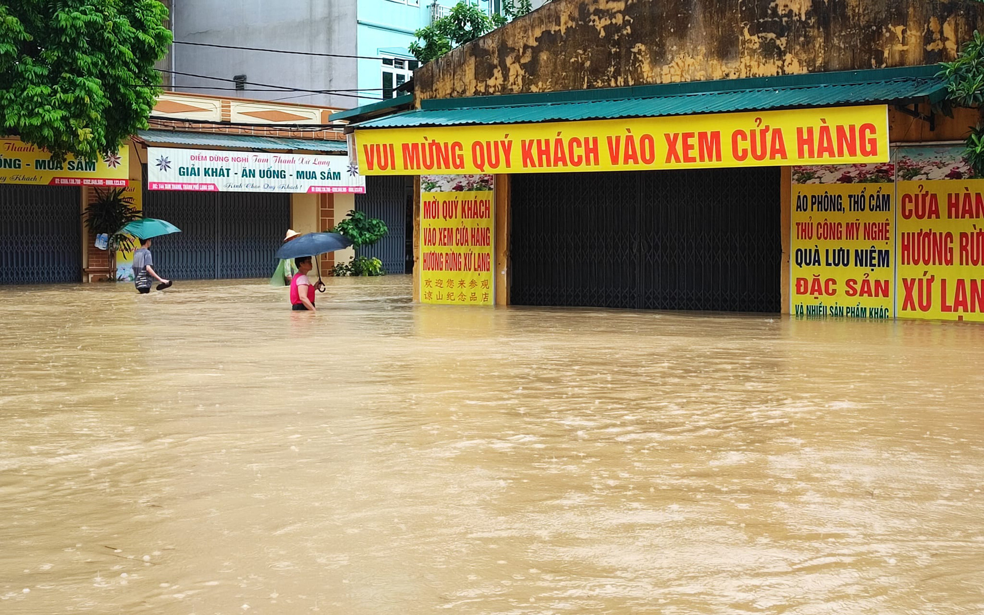 Lạng Sơn: Mưa lớn nhiều giờ, nước ngập sâu ở quốc lộ 1- Ảnh 8. Miền Bắc mưa lớn kéo dài tới ngày 2-8