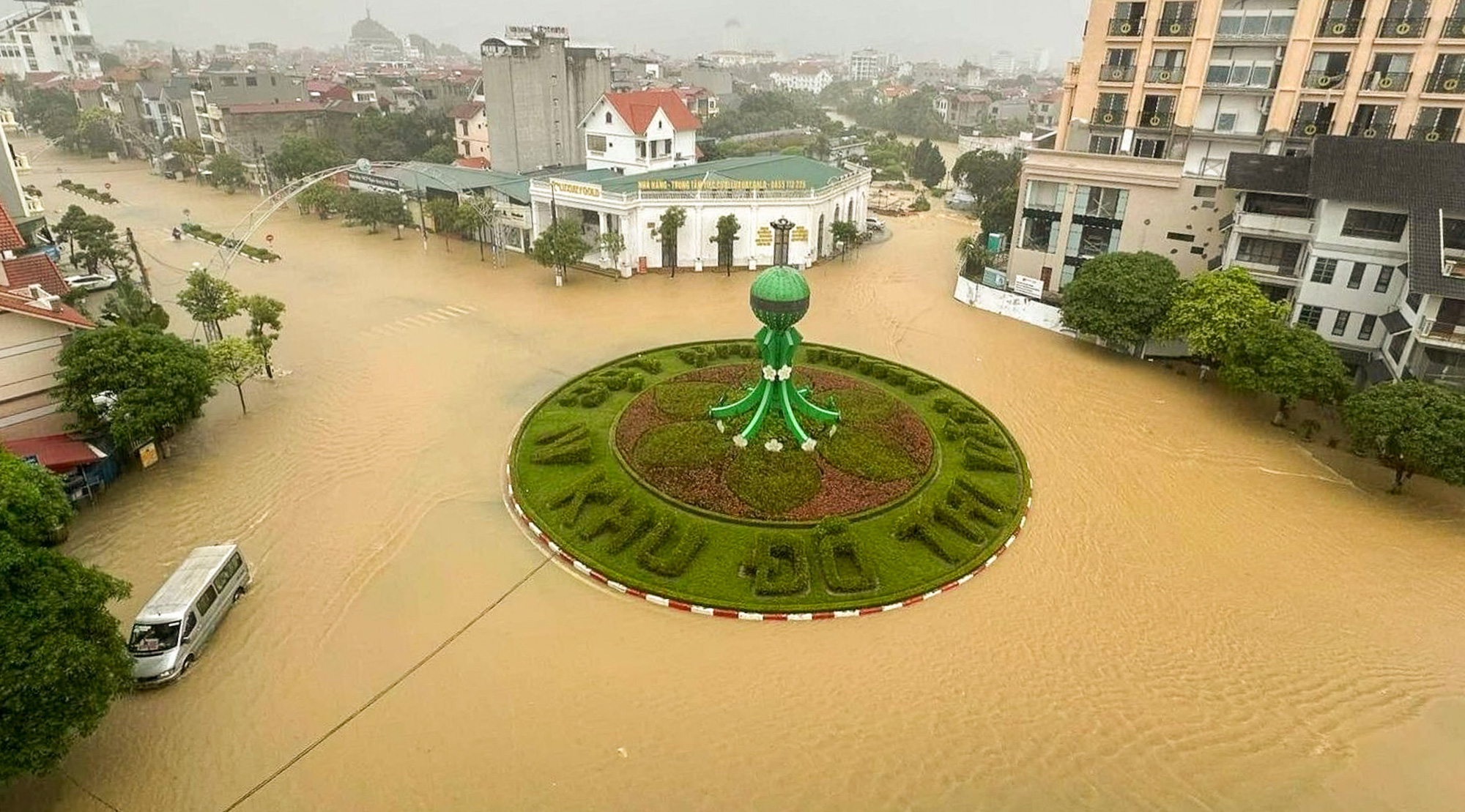 Mưa lớn liên tục khiến cho nhiều tuyến phố ở trung tâm thành phố Lạng Sơn ngập trong biển nước - Ảnh: TRUNG THÀNH