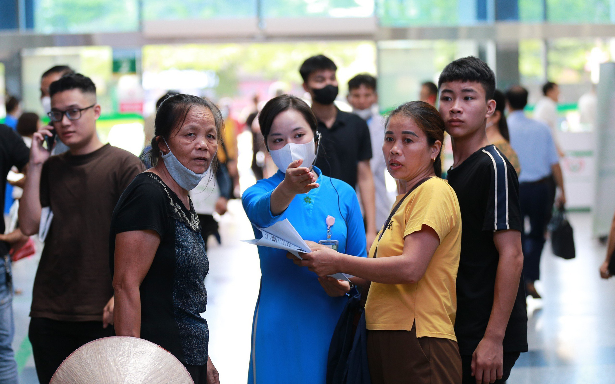 Ngày đầu Bệnh viện Bạch Mai khám đến 21h: Thuận lợi hơn cho người dân- Ảnh 2. Bệnh viện Bạch Mai bắt đầu khám chữa bệnh ngoài giờ từ ngày 1-8