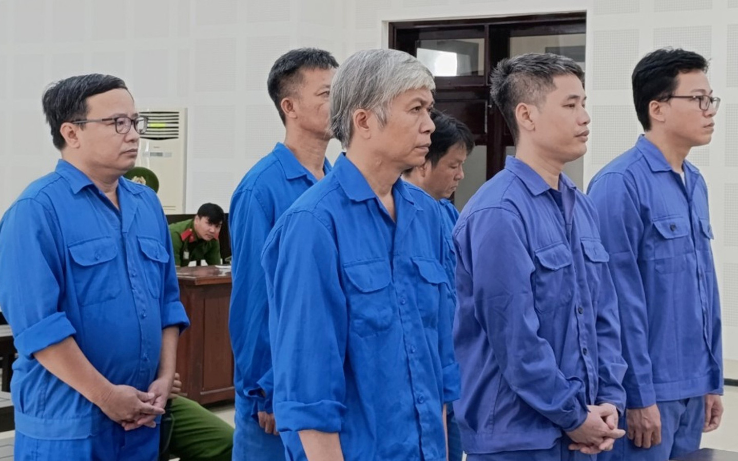 Giảm án cho loạt cựu lãnh đạo quận nhận hối lộ - Ảnh 2.