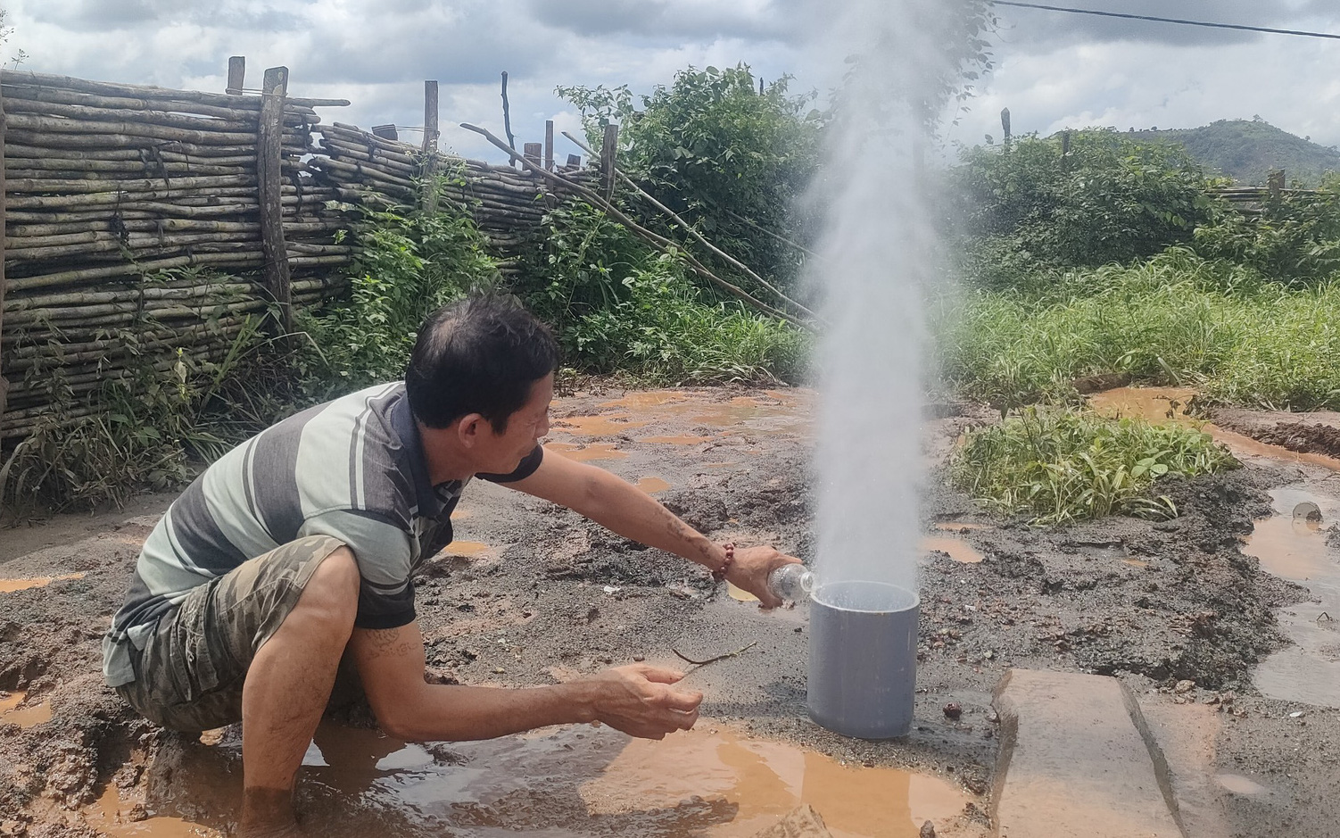 Lại có thêm giếng khoan phun ra cột khí cao tại Gia Lai - Ảnh 4.