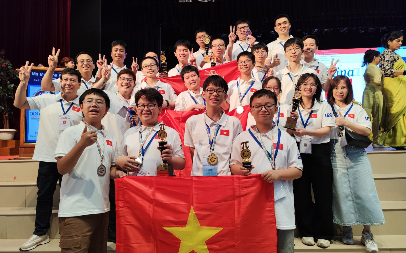 Trại hè đặc biệt của những cô cậu trò mê toán- Ảnh 2. Đoàn Việt Nam thắng lớn trong cuộc thi Olympic Toán quốc tế
