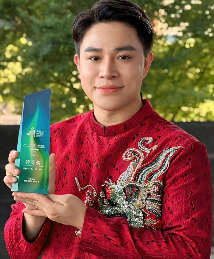 エンターテインメント ニュース 7 月 31 日: Spotify の Glow がブー キャット トゥオンに敬意を表 - 写真 8。