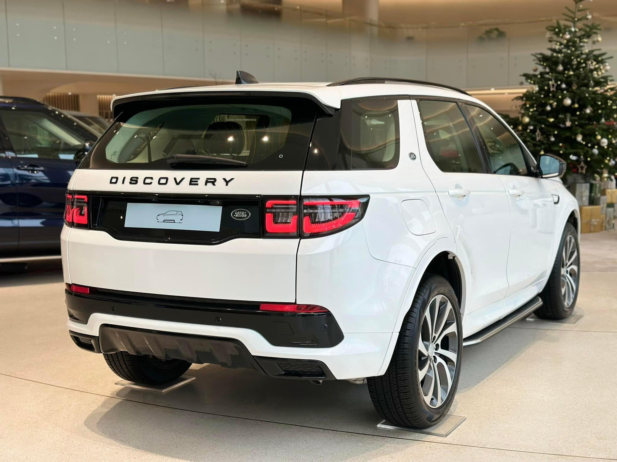 Tin tức giá xe: Land Rover Discovery Sport giảm tới hơn 400 triệu tại đại lý, vẫn cao hơn GLC 300- Ảnh 3.