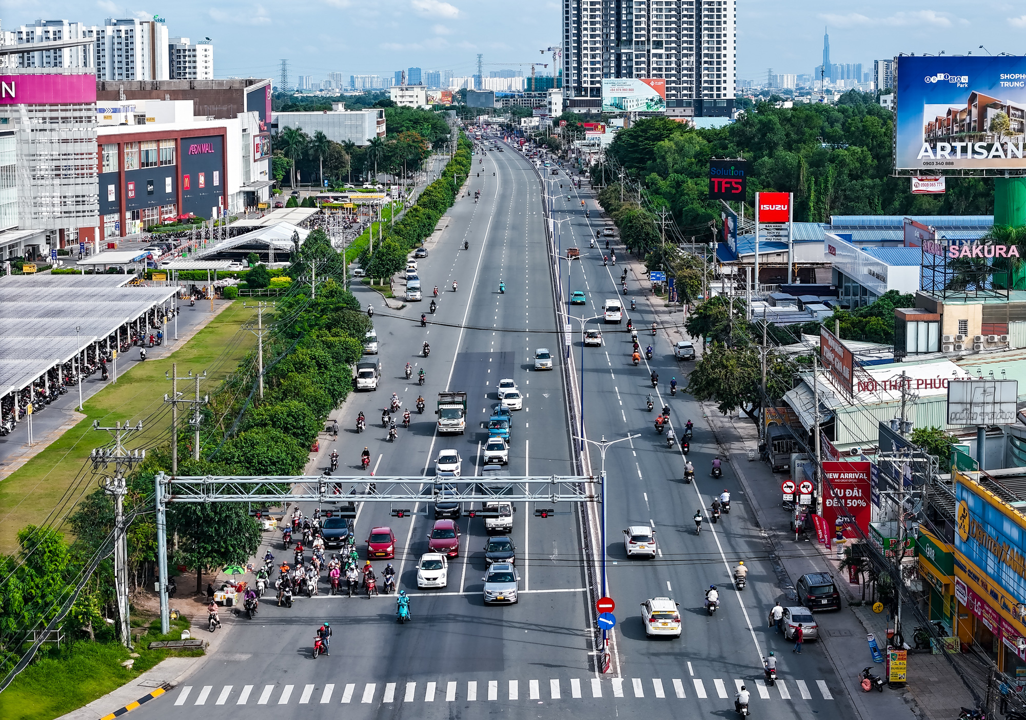 Quốc lộ 13 Bình Dương đã mở rộng nhưng vẫn nằm chờ di dời lưới điện- Ảnh 7.