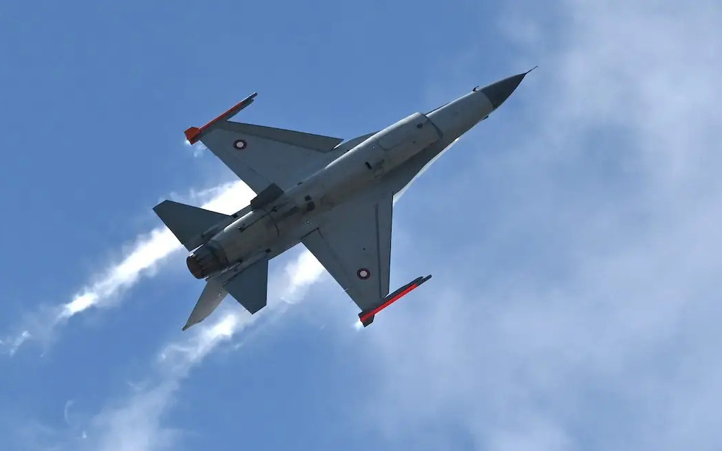 Nga treo thưởng cho quân đội bắn hạ F-16 của Ukraine- Ảnh 3. Mỹ trang bị tên lửa và bom cho tiêm kích F-16 gửi đến Ukraine