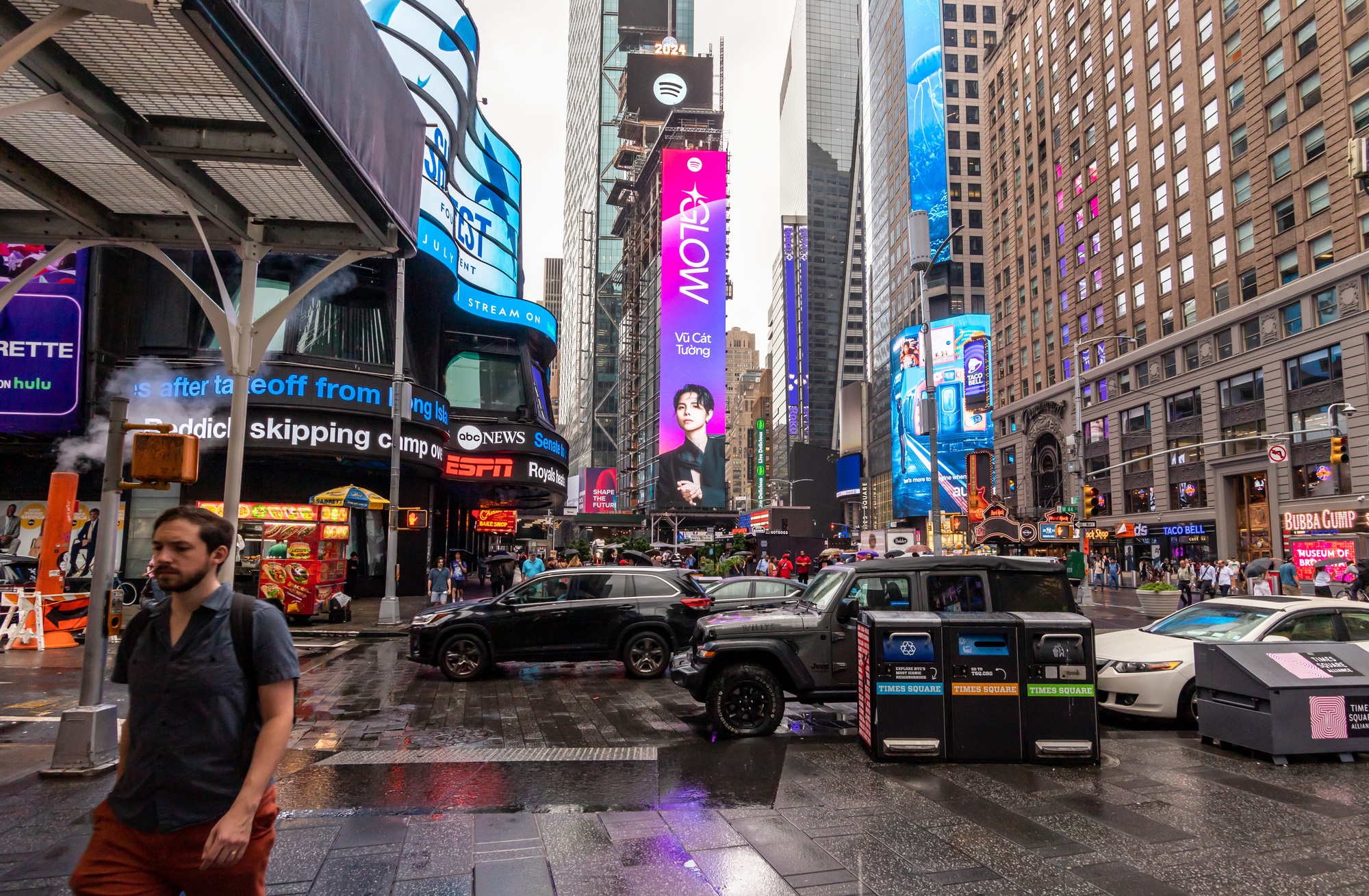 ブー・キャット・トゥオンさんの肖像が米国のタイムズスクエアに出現 - 写真: NVCC