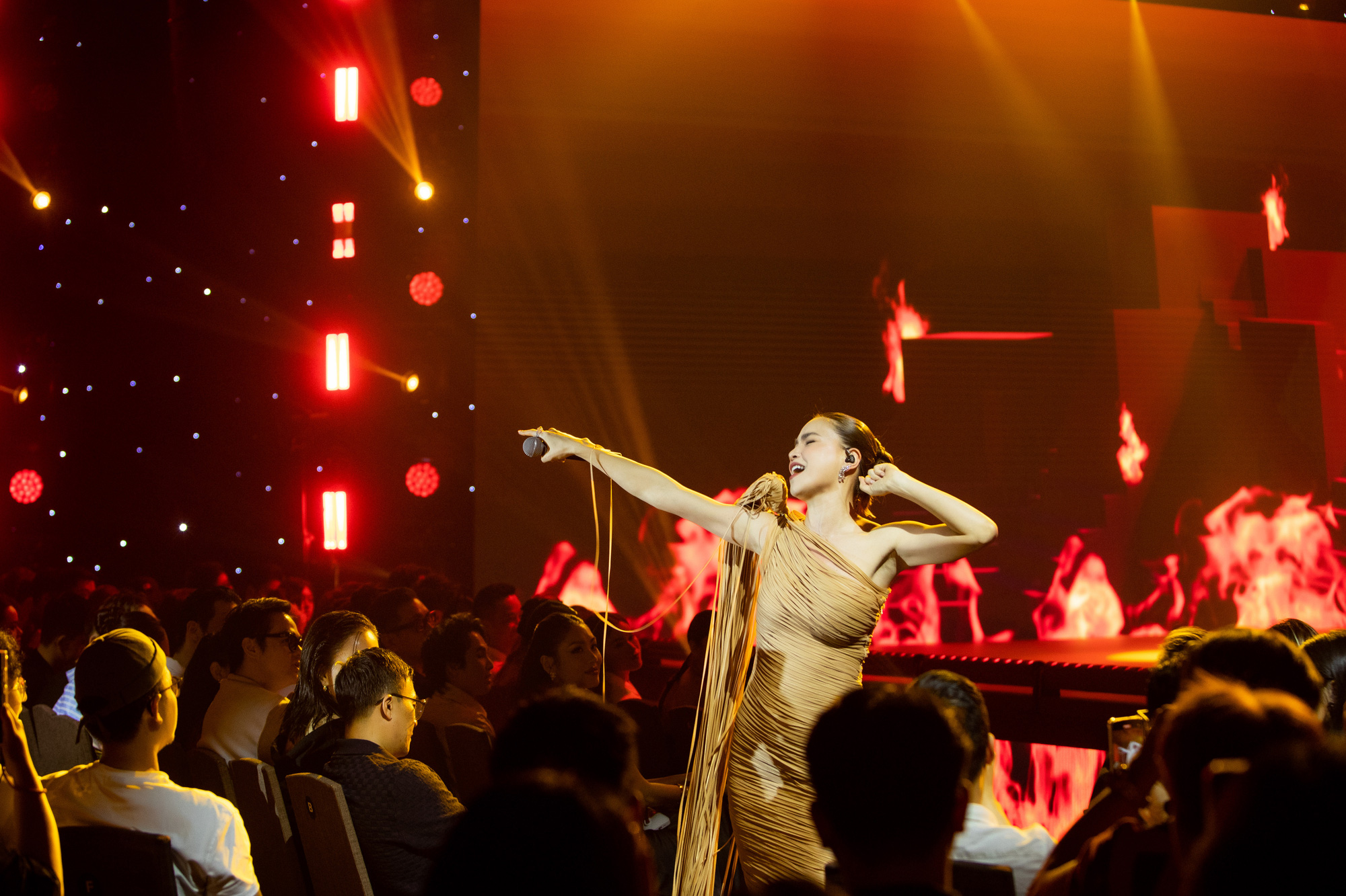 Ho Ngoc Ha has many projects to celebrate 20 years of singing - Photo: Organizing Committee Thành Lộc thích giọng Hồ Ngọc Hà nhưng không thích biệt danh 'nữ hoàng giải trí'- Ảnh 2.