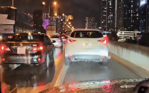 Xe Mazda liều lĩnh đi vào làn khẩn cấp không nhường đường cho xe ưu tiên