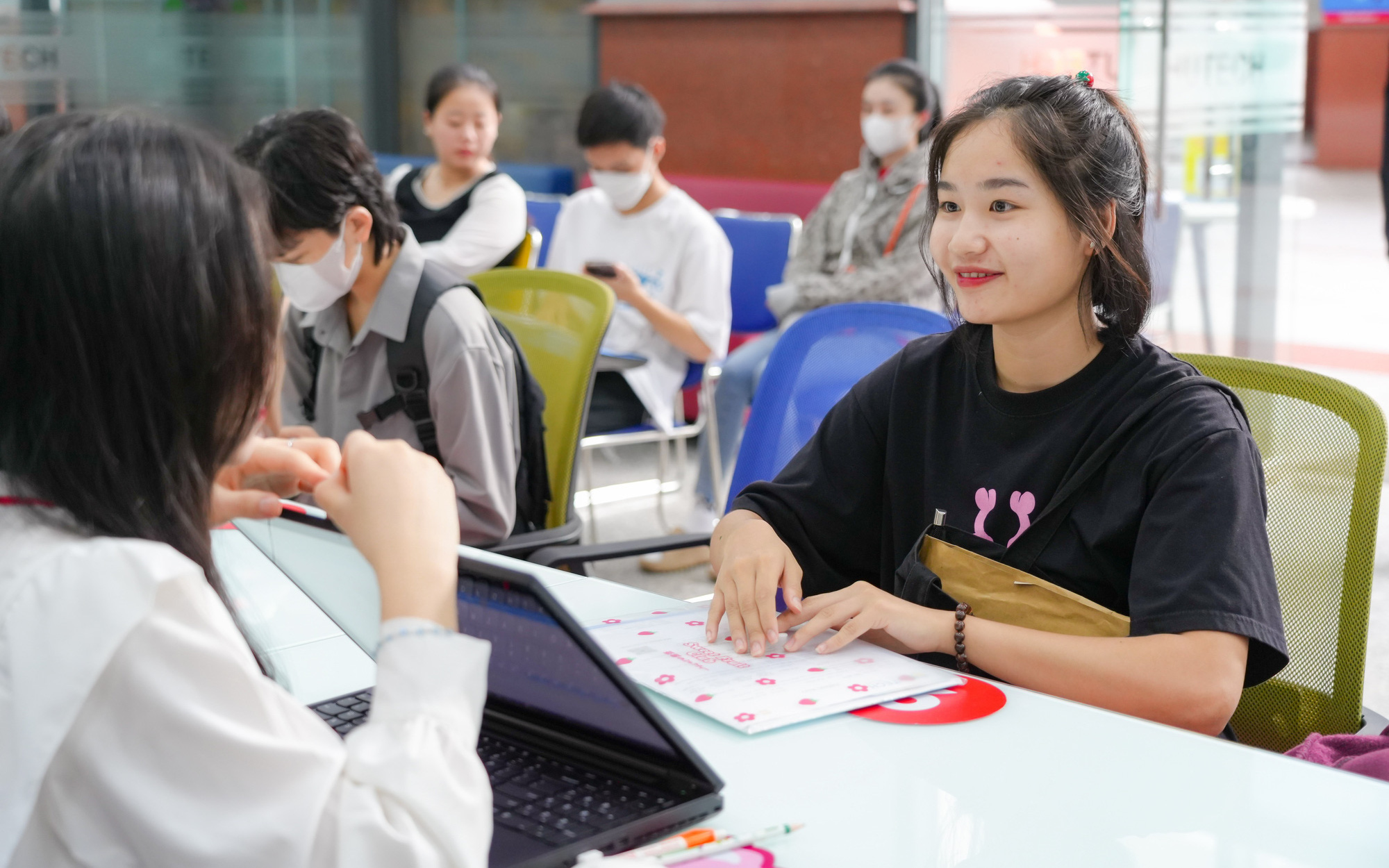Số lượng nguyện vọng 1 tăng vọt, dự báo điểm chuẩn đại học sẽ tăng- Ảnh 4. Thí sinh đăng ký xét tuyển đông, một số trường dự báo tăng điểm chuẩn