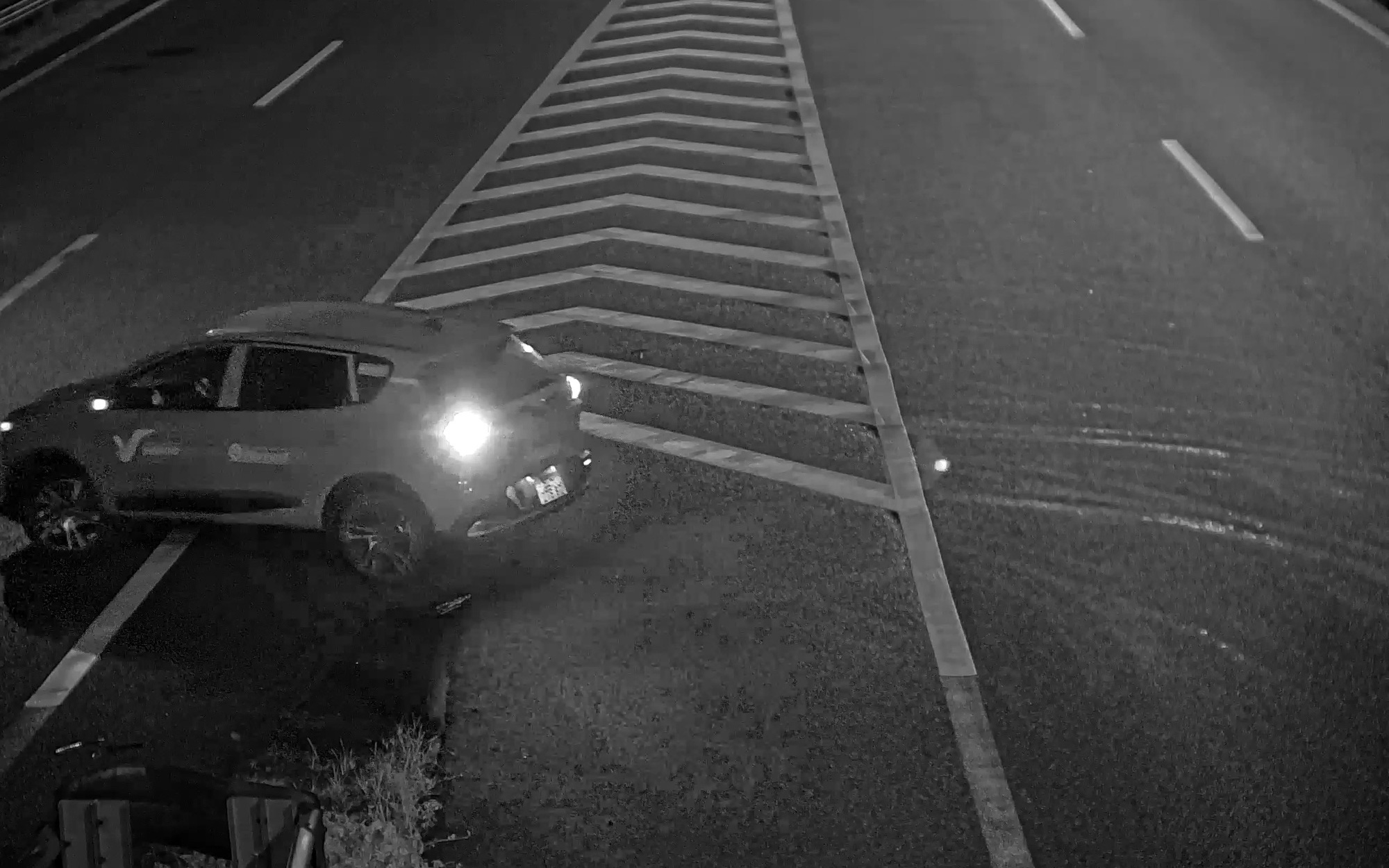 Lập biên bản người không bằng lái chạy ngược chiều trên cao tốc- Ảnh 2. Tài xế taxi chạy ngược chiều trên cao tốc TP.HCM - Long Thành do
