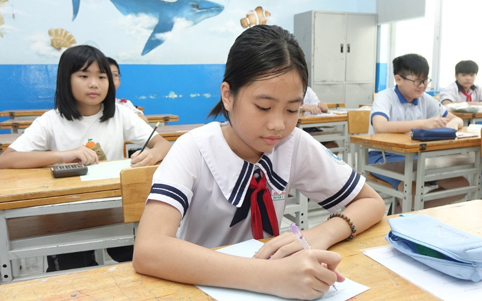 Công bố đề và đáp án kỳ khảo sát vào lớp 6 Trường Trần Đại Nghĩa- Ảnh 2. Thí sinh thích thú với đề khảo sát vào lớp 6 Trường Trần Đại Nghĩa
