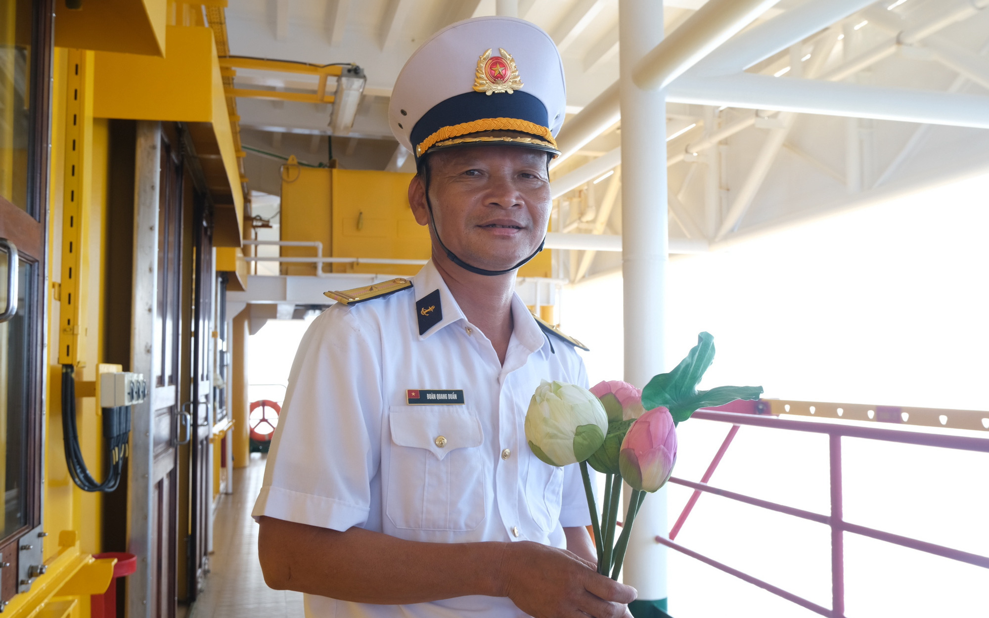 Hiên ngang giữa Biển Đông- Ảnh 2. Gặp người lính trọn tình yêu với nhà giàn DK1