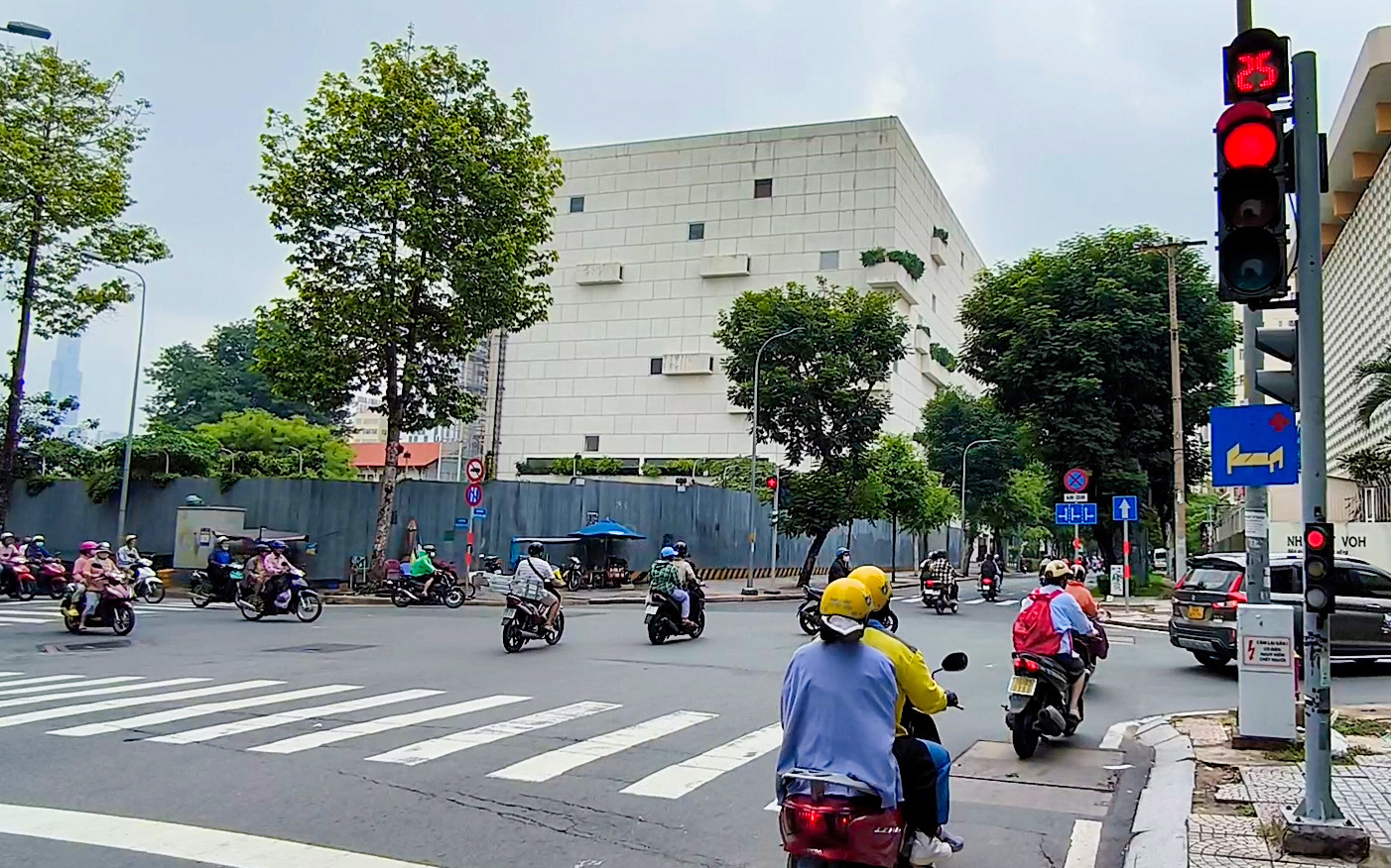 Đèn giao thông đếm ngược ở TP.HCM: Không gây bất ngờ vì có thể vượt đèn vàng khi cần thiết- Ảnh 3. TP.HCM: Nhiều xe vẫn cố vượt đèn đỏ tại một giao lộ có đèn đếm ngược